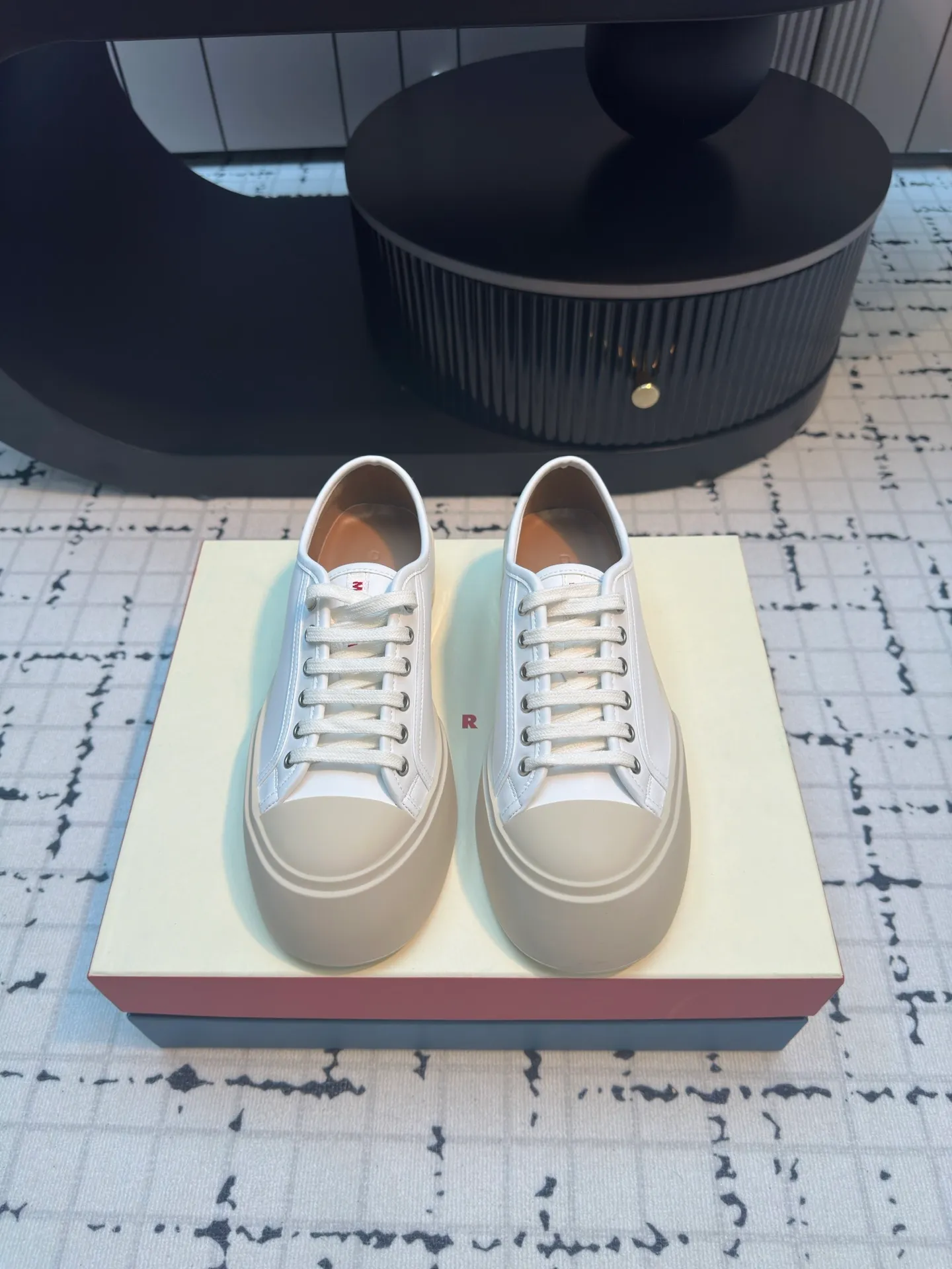 👟👟Ex-factory price 480👟👟 Large lace-up shoes, the cutest baby shoes in history. This year’s new colors are really beautiful, very fresh, and not bulky at all! A brand from an independent Italian designer, it has now become a famous brand in the international fashion industry. Since its establishment in 1994, the brand has expanded from women's clothing to men's clothing, bags, jewelry and glasses, and its product content is extremely rich! Marni's designs are not only bold in color and innovative in tailoring, but also very proud of its pure Italian origins. Not only are all its finished products produced in Italy, but they are also not authorized to operate, and the brands are all controlled by family members.  Upper: imported calfskin, lining/feet: cowhide laminated to high-density elastic latex, sole: rubber outsole, 4cm thick sole to lengthen legs, code number: 35/40 (40 is custom-made, non-refundable, non-exchangeable)